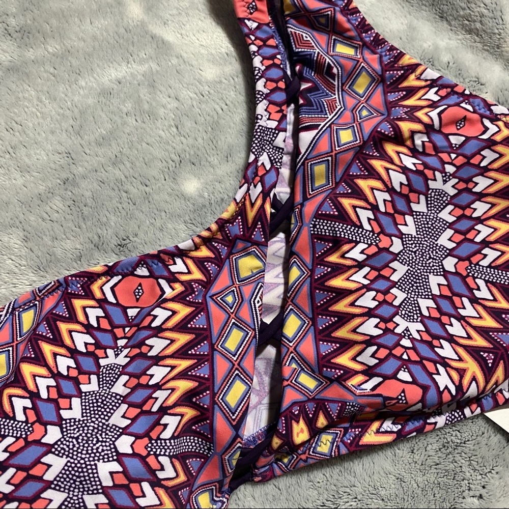 Jessica Simpson One Shoulder Geometric Bikini - Picture 6 of 8